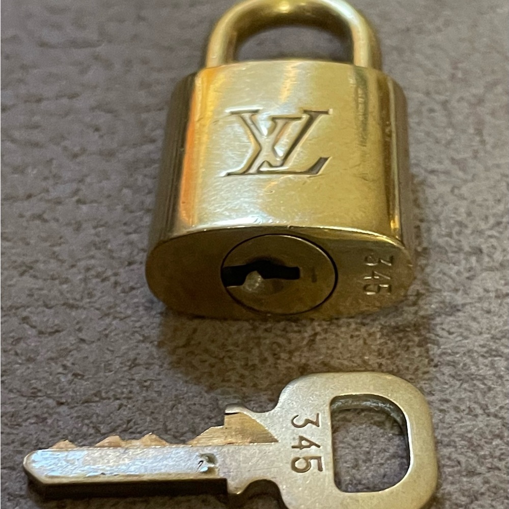 COPY - 💯 Authentic LOUIS VUITTON KEY AND PADLOCK 💯
